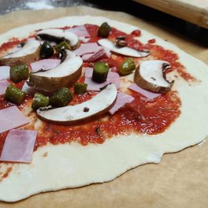 Pizza Prosciutto, Funghi e Cetriolo