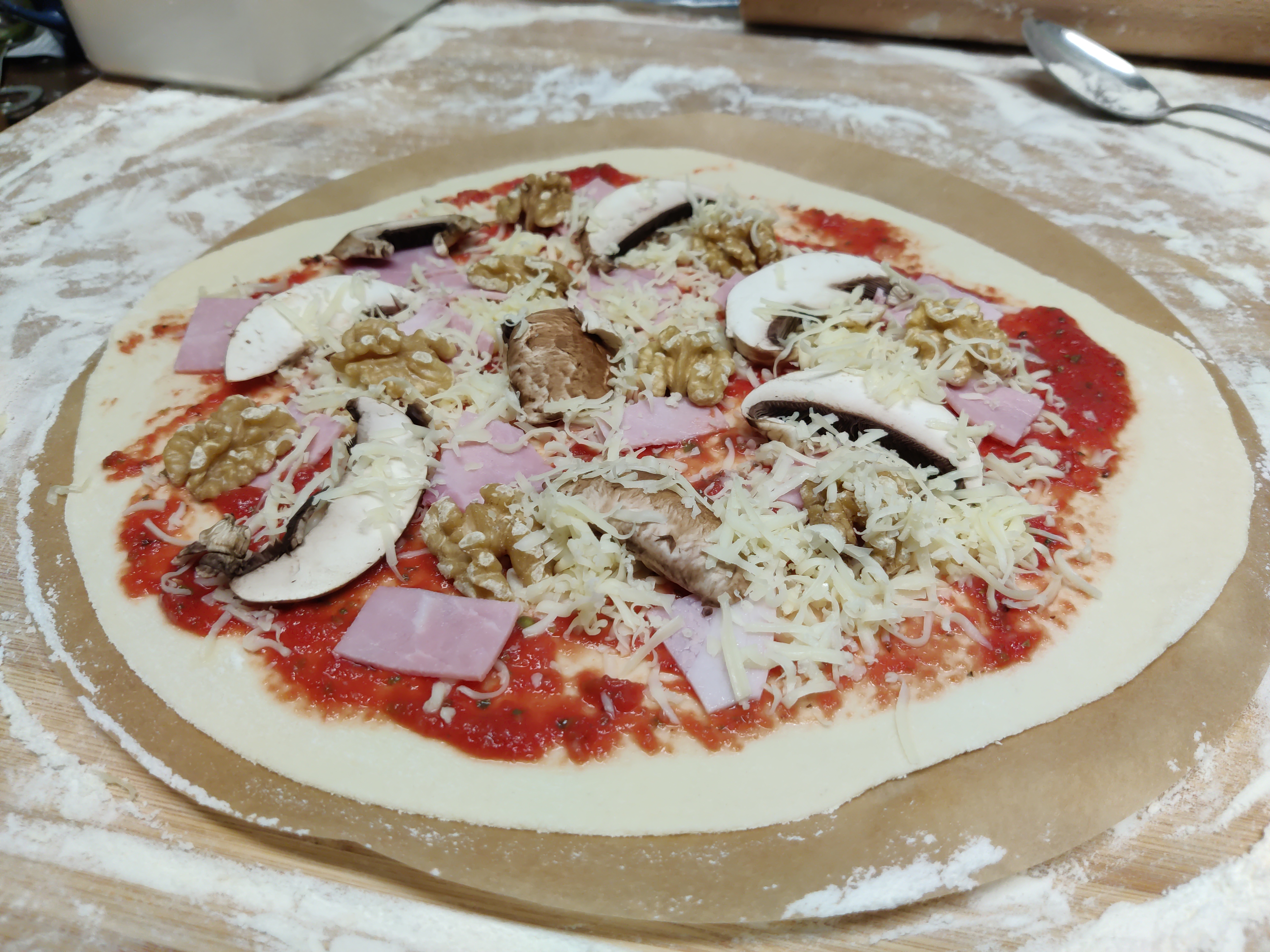 Pizza Prosciutto, Funghi e Noce
