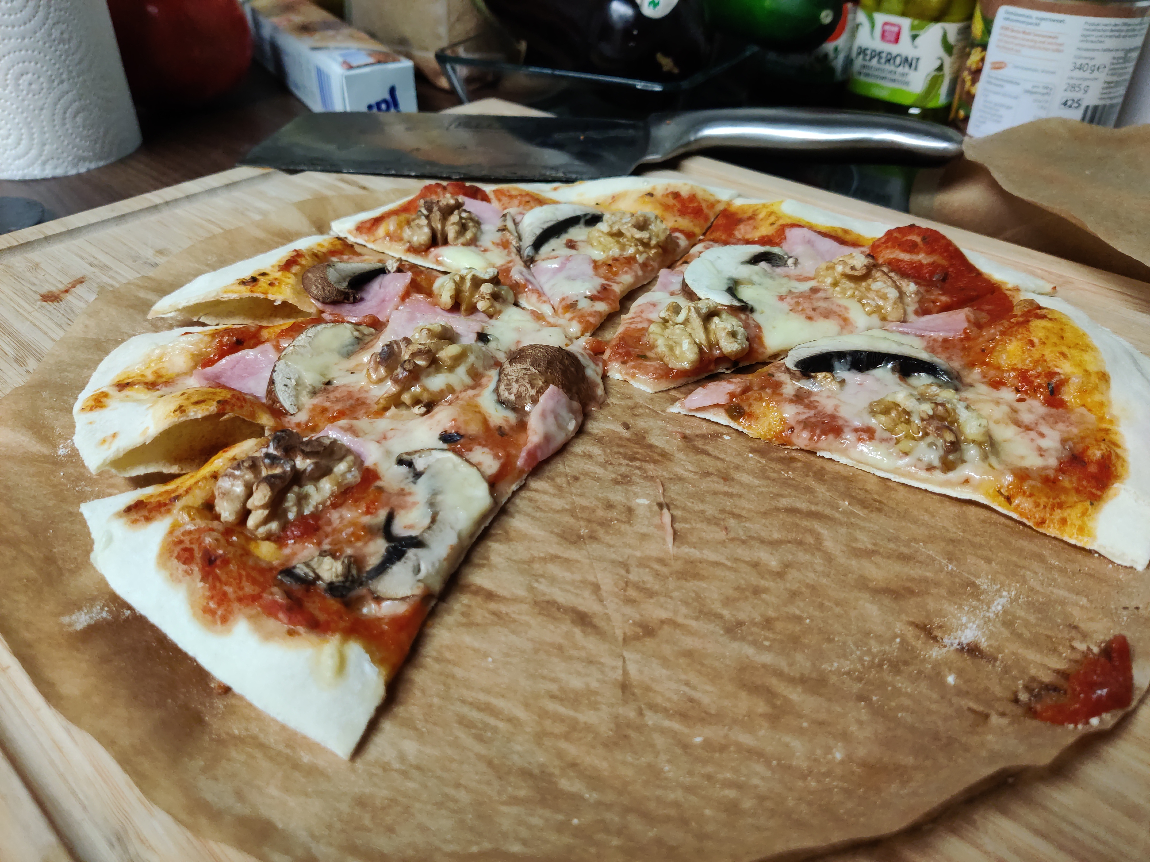Pizza Prosciutto, Funghi e Noce