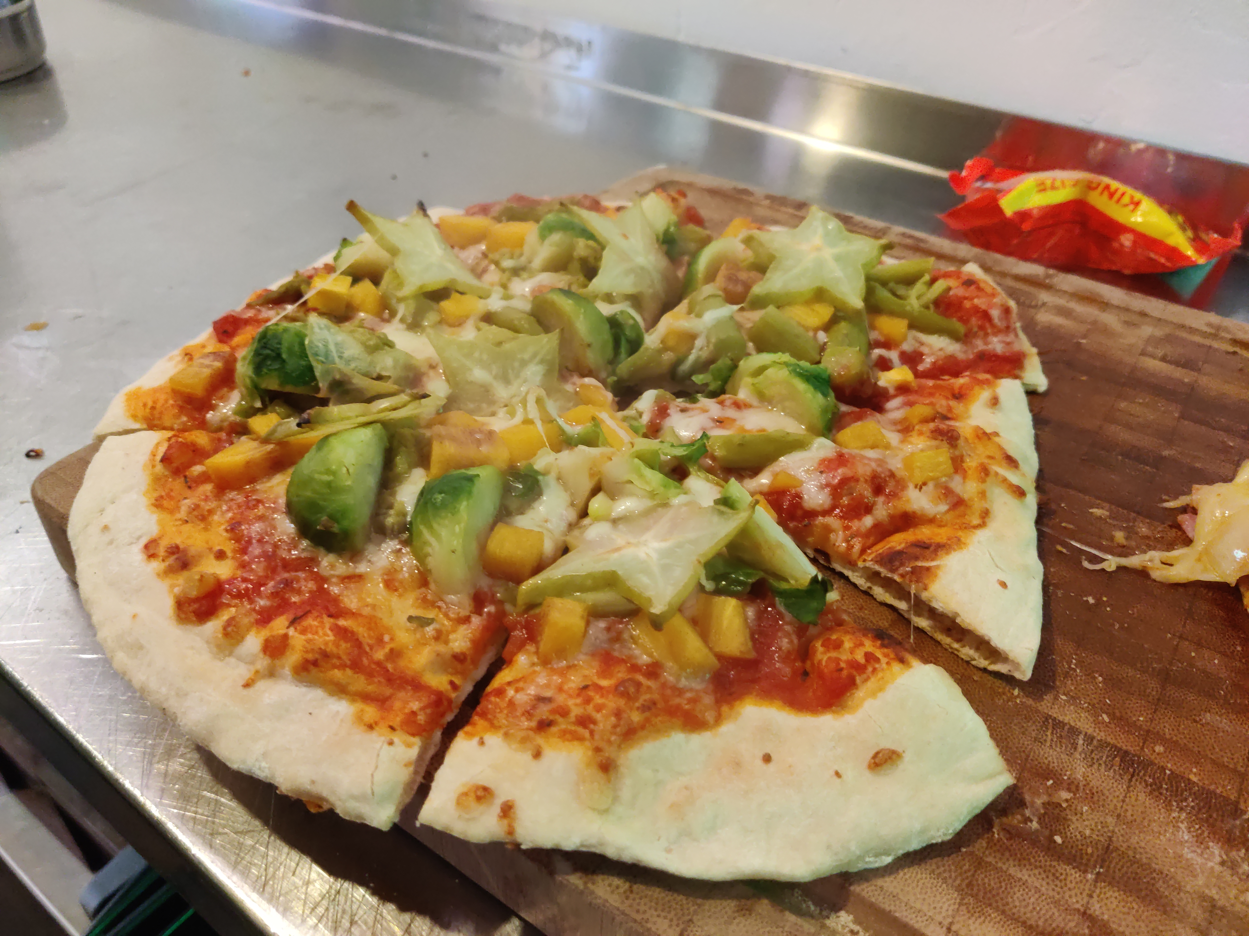 Pizza Rosenkohl-Kaki-Sternfrucht