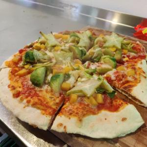 Pizza Rosenkohl-Kaki-Sternfrucht